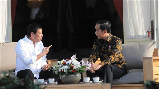 
Tổng thống Indonesia Joko Jokowi Widodo (phải) gặp người đồng cấp Philippines Rodrigo Duterte hồi tuần trước. Ảnh: Anadolu
