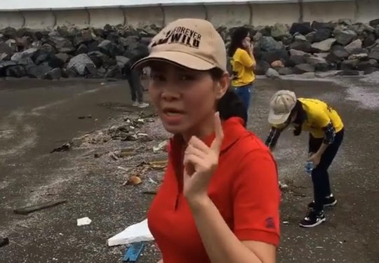 
 

 

Thu Minh dọn rác ở biển Cần Thơ
