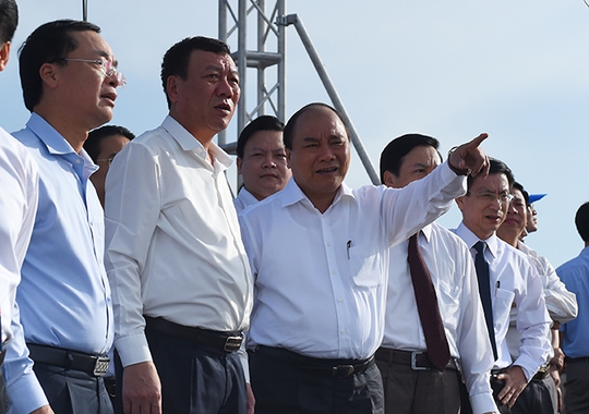 
Thủ tướng và đoàn công tác làm việc tại biển Thịnh Long, tỉnh Nam Định - Ảnh: Đức Hiếu
