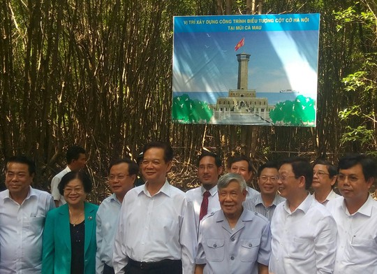 Thủ tướng Nguyễn Tấn Dũng chụp hình lưu niệm tại vị trí xây dựng cột cờ Hà Nội
