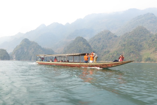 
Thuyền du lịch trên sông Đà
