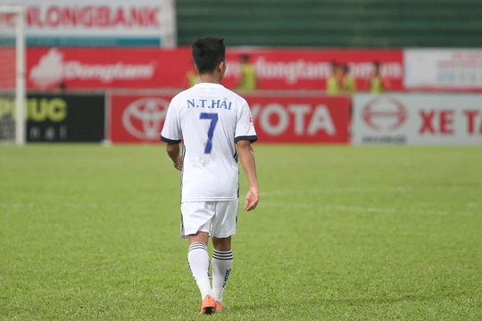 
Cầu thủ Nguyễn Thanh Hải thể hiện tinh thần chuyên nghiệp của mình sau khi không ăn mừng bàn thắng sau pha lập công của James.
