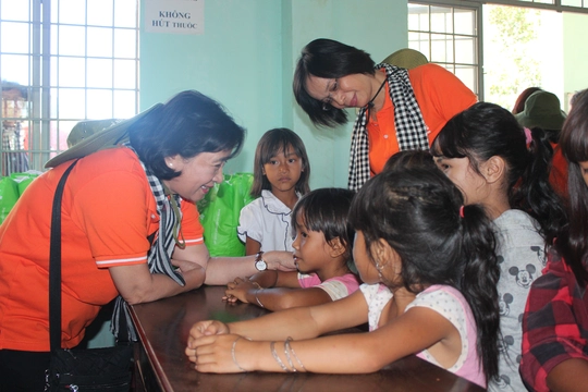 Bà Thân Thị Thư, Trưởng Ban Tuyên giáo Thành ủy TP HCM, hỏi thăm các học sinh có hoàn cảnh khó khăn tại tỉnh Gia Lai Ảnh: Thanh Nga