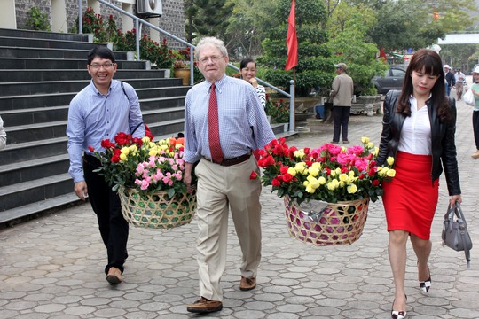 
Cựu binh Mỹ Billy Kelly (giữa) mang 504 bông hoa hồng đến tưởng niệm những nạn nhân trong vụ thảm sát tại Sơn Mỹ
