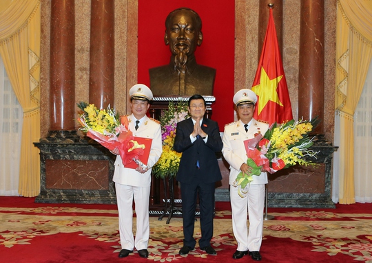 Chủ tịch nước Trương Tấn Sang trao quyết định thăng cấp hàm Thượng tướng cho 2 thứ trưởng Bộ Công an Nguyễn Văn Thành và Phạm DũngẢnh: TTXVN