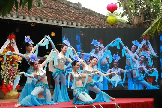 Một tiết mục múa lụa tại buổi khai mạc Festival Văn hóa Tơ lụa Việt Nam - châu Á