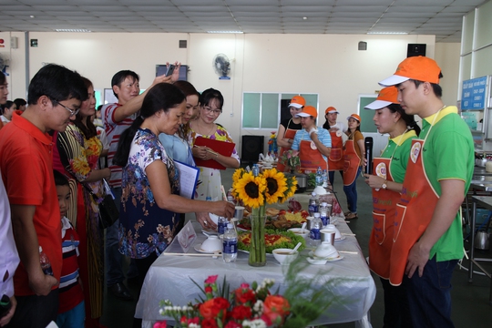 Các thí sinh trong hội thi nấu ăn do Công đoàn Công ty CP Tập đoàn Thiên Long tổ chức Ảnh: HỒNG ĐÀO