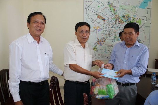 Đại diện Công đoàn Sở Giao thông Vận tải TP HCM (giữa) tặng quà cho CNVC-LĐ có hoàn cảnh khó khăn Ảnh: Khánh An