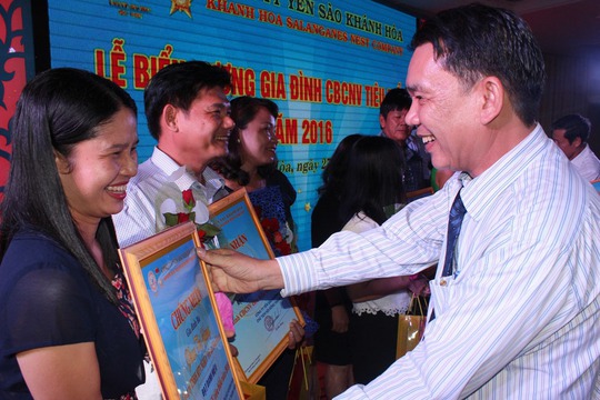 
Đại diện Công ty Yến Sào Khánh Hòa, trao giấy chứng nhận cho gia đình CNVC-LĐ tiêu biểu
