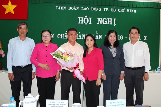 Đại diện Ban Dân vận Thành ủy TP HCM và Thường trực LĐLĐ TP chúc mừng ông Trần Đoàn Trung (thứ 3, từ trái qua)