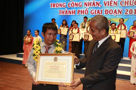 Chủ tịch Tổng LĐLĐ Việt Nam Đặng Ngọc Tùng (phải) trao bằng khen cho các điển hình tiên tiến trong CNVC-LĐ TP HCM