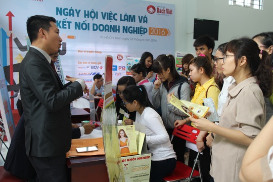 Sinh viên tham gia phỏng vấn tại Ngày hội Việc làm và Kết nối doanh nghiệp do Trường Cao đẳng Bách Việt TP HCM tổ chức Ảnh: HỒNG ĐÀO