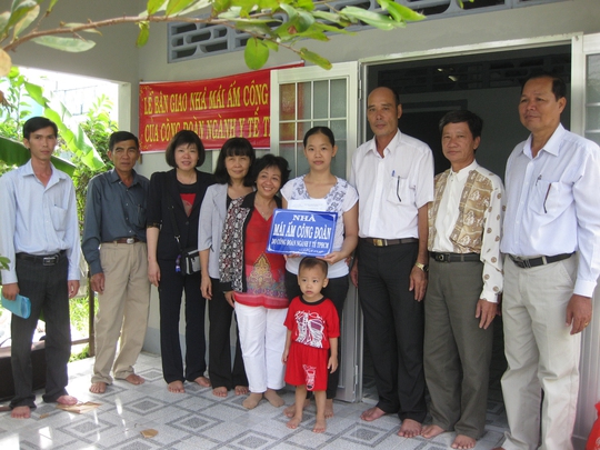 Công đoàn ngành Y tế TP HCM trao “Mái ấm Công đoàn” cho đoàn viên khó khăn