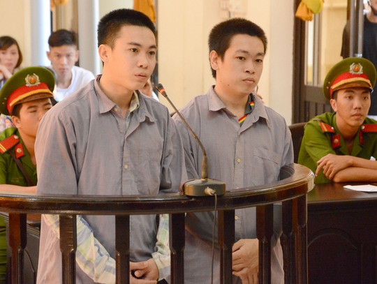 
Bị cáo Tín (bìa phải) và Vân trả lời thẩm vấn trước tòa
