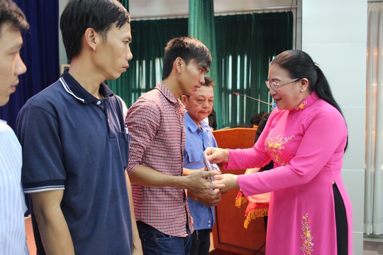 Bà Nguyễn Thị Bích Thủy, Phó Chủ tịch LĐLĐ TP HCM, tặng quà cho CNVC-LĐ có hoàn cảnh khó khăn của quận 2 Ảnh: HỒNG ĐÀO