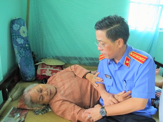 Một thành viên trong đoàn thăm hỏi mẹ Việt Nam anh hùng Lê Thị Phiền