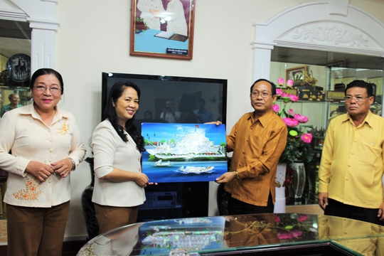 Bà Trần Kim Yến, Chủ tịch LĐLĐ TP HCM, tặng quà của Công đoàn TP cho đại diện Liên hiệp Công đoàn TP Vientiane