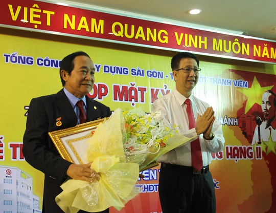 Ông Nguyễn Văn Khởi (trái) đón nhận Huân chương Lao động hạng nhì