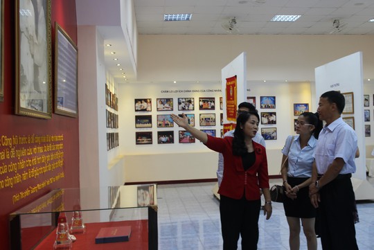 
Bà Trần Kim Yến, Chủ tịch LĐLĐ TP HCM, đưa đoàn Tổng Công hội tỉnh Vân Nam tham quan nhà truyền thống Công đoàn
