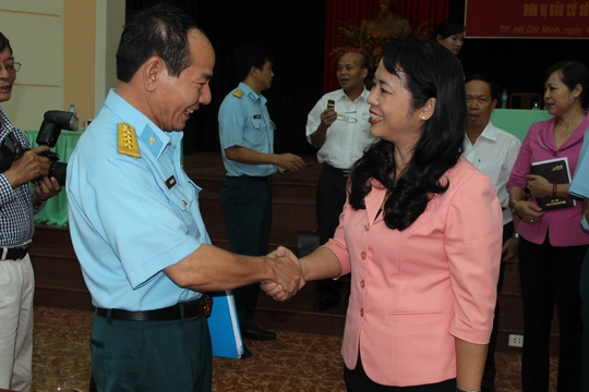 Bà Trần Kim Yến, Chủ tịch LĐLĐ TP, trao đổi với đại biểu