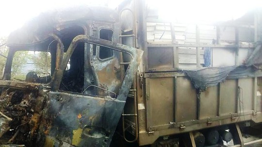 Chiếc xe tải cũng bị cháy phần đầu do ngọn lửa leo sang (Ảnh: H.Thịnh)