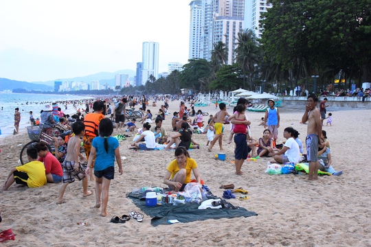 
Người dân, du khách tụ tập ăn uống dọc bãi biển bất chấp nội quy
