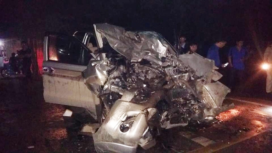 Chiếc xe bán tải Toyota Hilux bị biến dạng hoàn toàn phần đầu sau vụ tai nạn