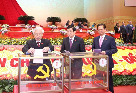 Tổng Bí thư Nguyễn Phú Trọng bỏ lá phiếu đầu tiên bầu Trung ương XII sáng 26-1