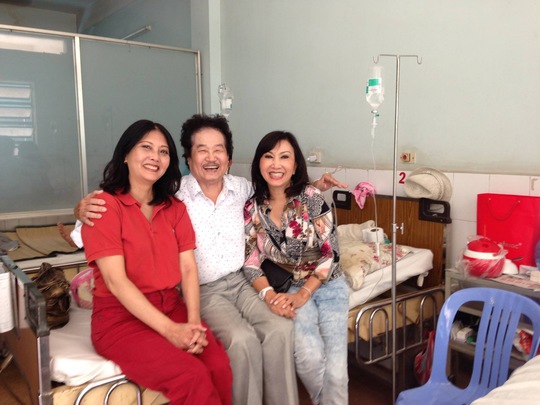 
Ca sĩ Họa Mi và Phương Hồng Ngọc vào thăm quái kiệt Tòng Sơn tại BV Nguyễn Trãi
