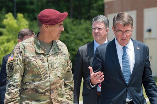 
Tướng Stephen J. Townsend (trái), tân tư lệnh lực lượng Mỹ tại Iraq và Syria, trao đổi với Bộ trưởng Quốc phòng Mỹ Ashton Carter. Ảnh: Bộ Quốc phòng Mỹ
