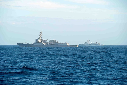 Một tàu hải quân Trung Quốc theo dõi nhóm tàu sân bay Mỹ từ phía xa. Ảnh: US Navy