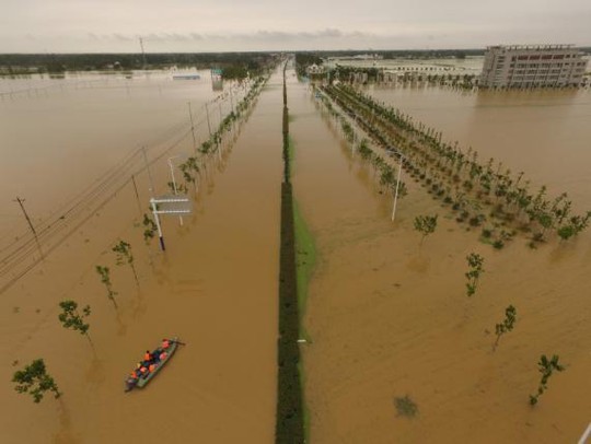 ...An Huy đều chìm trong nước lũ. Ảnh: Reuters