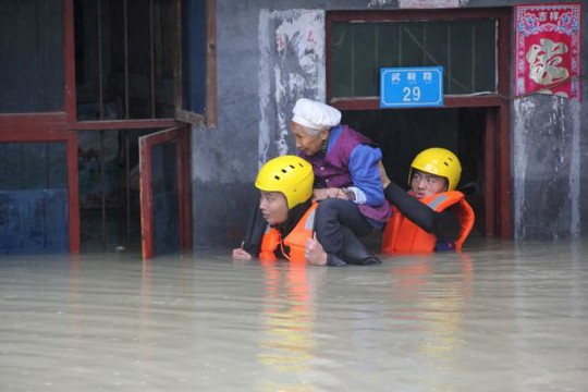 Giải cứu người già ở Trùng Khánh. Ảnh: Reuters