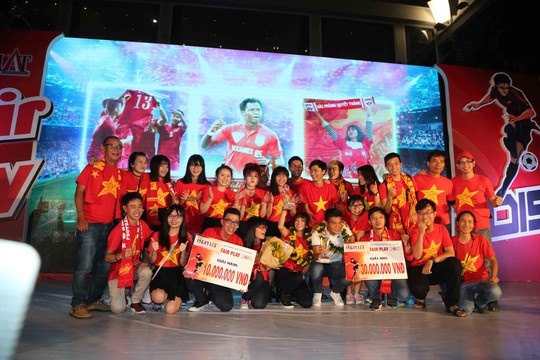 Hoàng Yến cùng Hội CĐV của mình luôn ủng hộ hết mình cho bóng đá Việt Nam