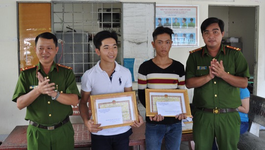 
Công an huyện Kiên Lương trao giấy khen và biểu dương 2 thanh niên dũng cảm cứu 4 ngư phủ thoát chết.
