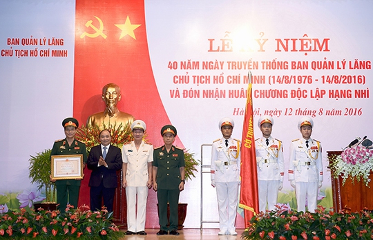 
Thủ tướng Nguyễn Xuân Phúc trao Huân chương Độc lập hạng Nhì cho Ban Quản lý Lăng Chủ tịch Hồ Chí Minh - Ảnh: VGP
