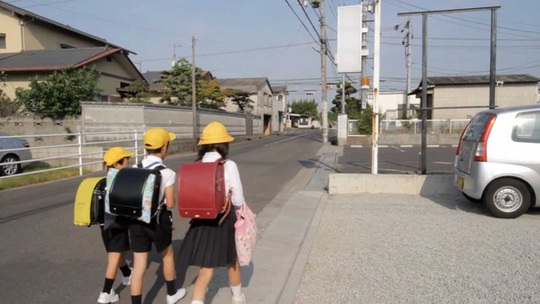 
Tự đi bộ đến trường là một việc làm bắt buộc đối với trẻ em Nhật từ khi chúng bắt đầu vào lớp 1.
