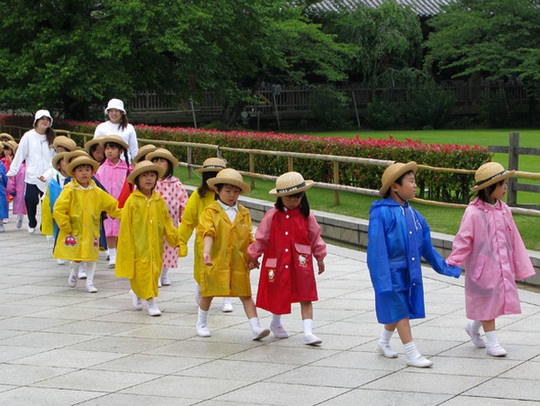 
Cho dù thời tiết có khắc nghiệt như thế nào, mưa, tuyết hay nắng thì học sinh ở Nhật vẫn duy trì các hoạt động vui chơi, đi dạo, vận động ngoài trời như thế này.
