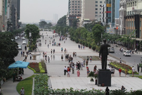 
Đường hoa Tết Bính Thân 2016 dài 720 m trên phố đi bộ Nguyễn Huệ với chủ đề TP HCM: Hòa bình, thịnh vượng và phát triển. Đường hoa phục vụ người dân tham quan, vui chơi trong 8 ngày Tết, từ 19h ngày 5-2 đến khuya 12-2 (từ tối 27 tháng Chạp đến khuya mùng 5 Tết)
