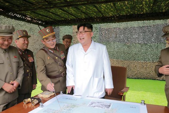 
Nhà lãnh đạo Triều Tiên Kim Jong-un chỉ đạo một cuộc tập trận bắn tên lửa đạn đạo. Ảnh: KCNA
