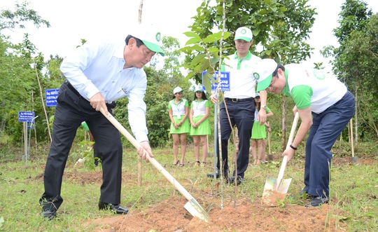 Ông Nguyễn Thanh Nghị, Bí thư Tỉnh ủy Kiên Giang (bìa phải) cùng trồng cây với lãnh đạo Bộ Văn hóa, Thể thao và Du lịch trong Vườn Quốc gia Phú Quốc để hưởng ứng chiến dịch Du lịch xanh