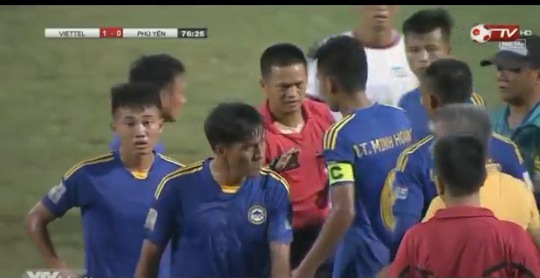 Trọng tài Nguyễn Hữu Tuấn vấp phải phản ứng quyết liệt của đội Phú Yên vì quyết định phạt người rất khó hiểu