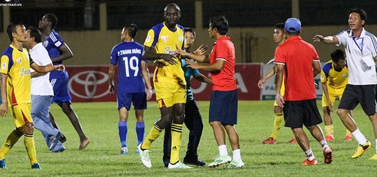 Cầu thủ Sanna Khánh Hòa phản ứng sau khi bị từ chối bàn thắng