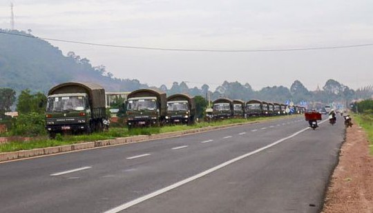 
Đoàn xe quân sự xuất hiện trên đường phố gần ngoại ô Phnom Penh hôm 27-7. Ảnh: SBN
