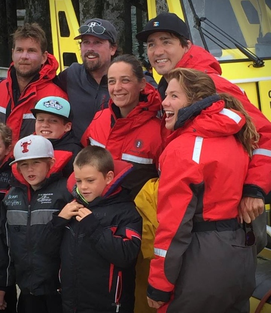 
Gia đình ông Trudeau chụp ảnh khi đi nghỉ mát tại TP Tofino, tỉnh British Columbia - Canada. Ảnh: Ocean Outfitters
