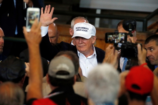 Ông Donald Trump được người ủng hộ vây quanh ở TP Des Moines hôm 27-8.Ảnh: REUTERS