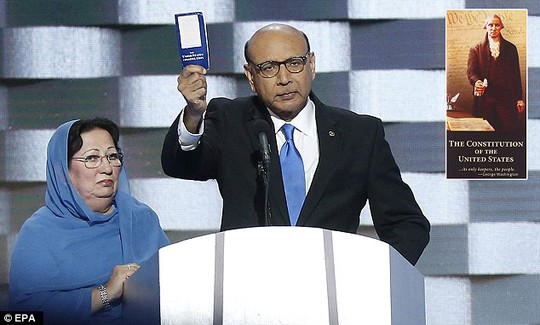 
Ông Khizr Khan và vợ bị tỉ phú Trump chế giễu. Ảnh: EPA
