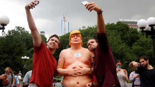 
Tượng của tỉ phú Donald Trump thu hút sự chú ý khi xuất hiện tại một số thành phố Mỹ, như New York, Los Angeles, Seattle, San Francisco, Cleveland...hôm 18-8. Ảnh: Reuters
