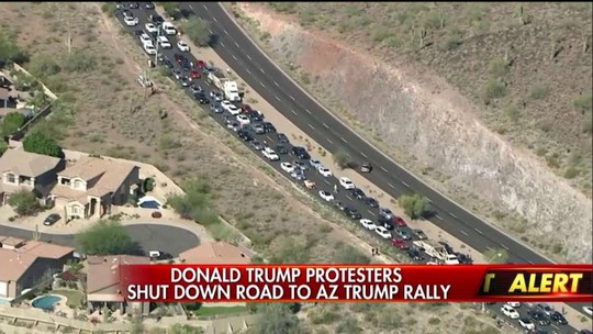 
Đám đông biểu tình chặn một đường cao tốc chính ở thị trấn Fountain Hills. Ảnh: Fox News
