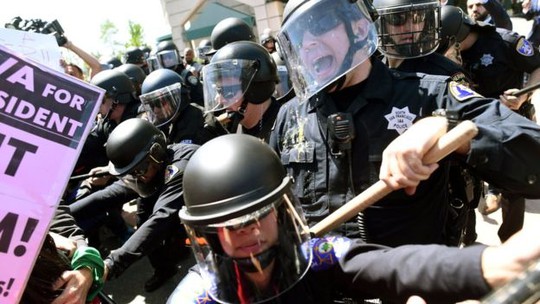 ...đối đầu với cảnh sát chống bạo động. Ảnh: Reuters
